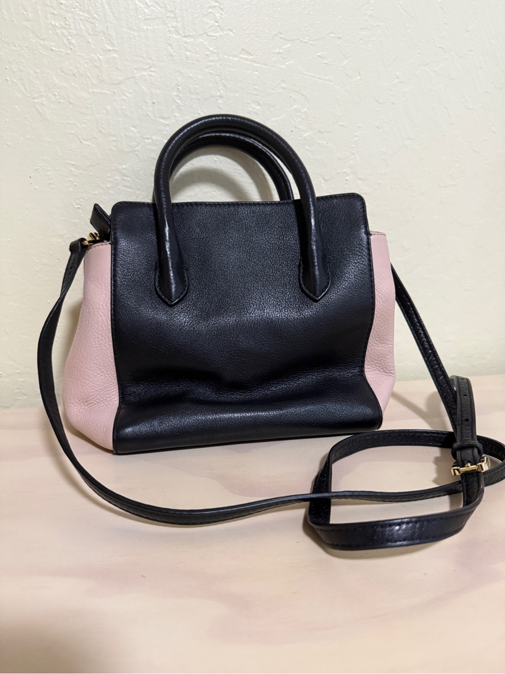Tory Burch Two-Tone Pink and Black Leather cross body purse - Picture 2 of 6